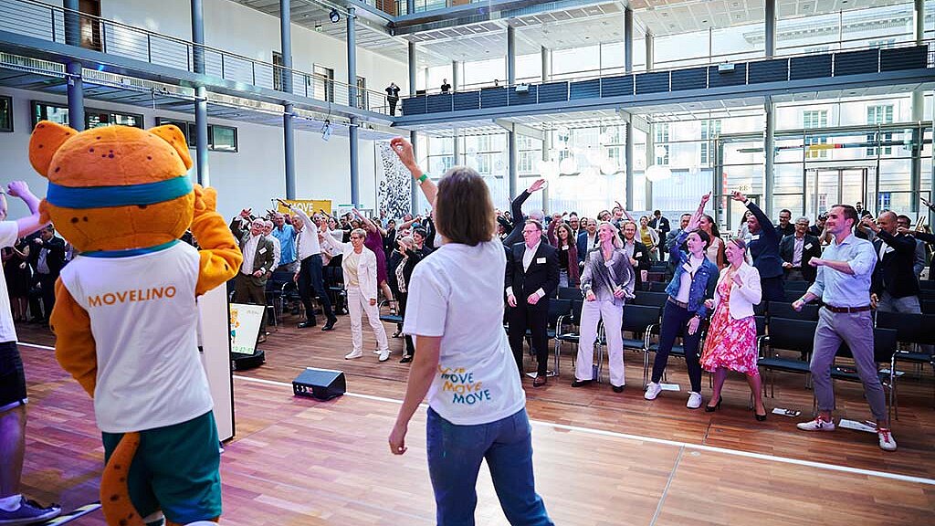 Teilnehmende des Abends üben sich mit Movelino im MOVE-Tanz