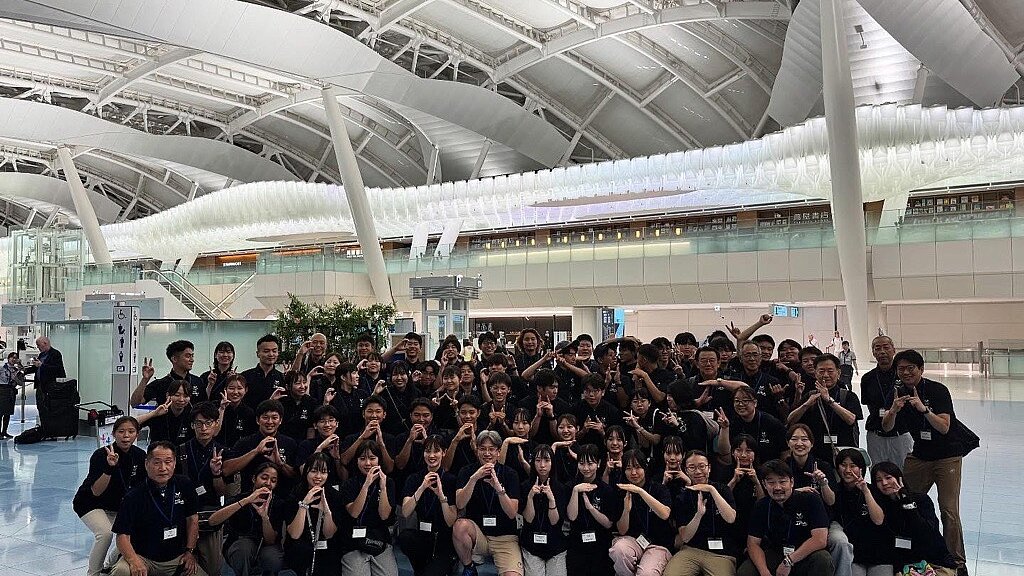 Japanische Teilnehmende auf einem Gruppenfoto.