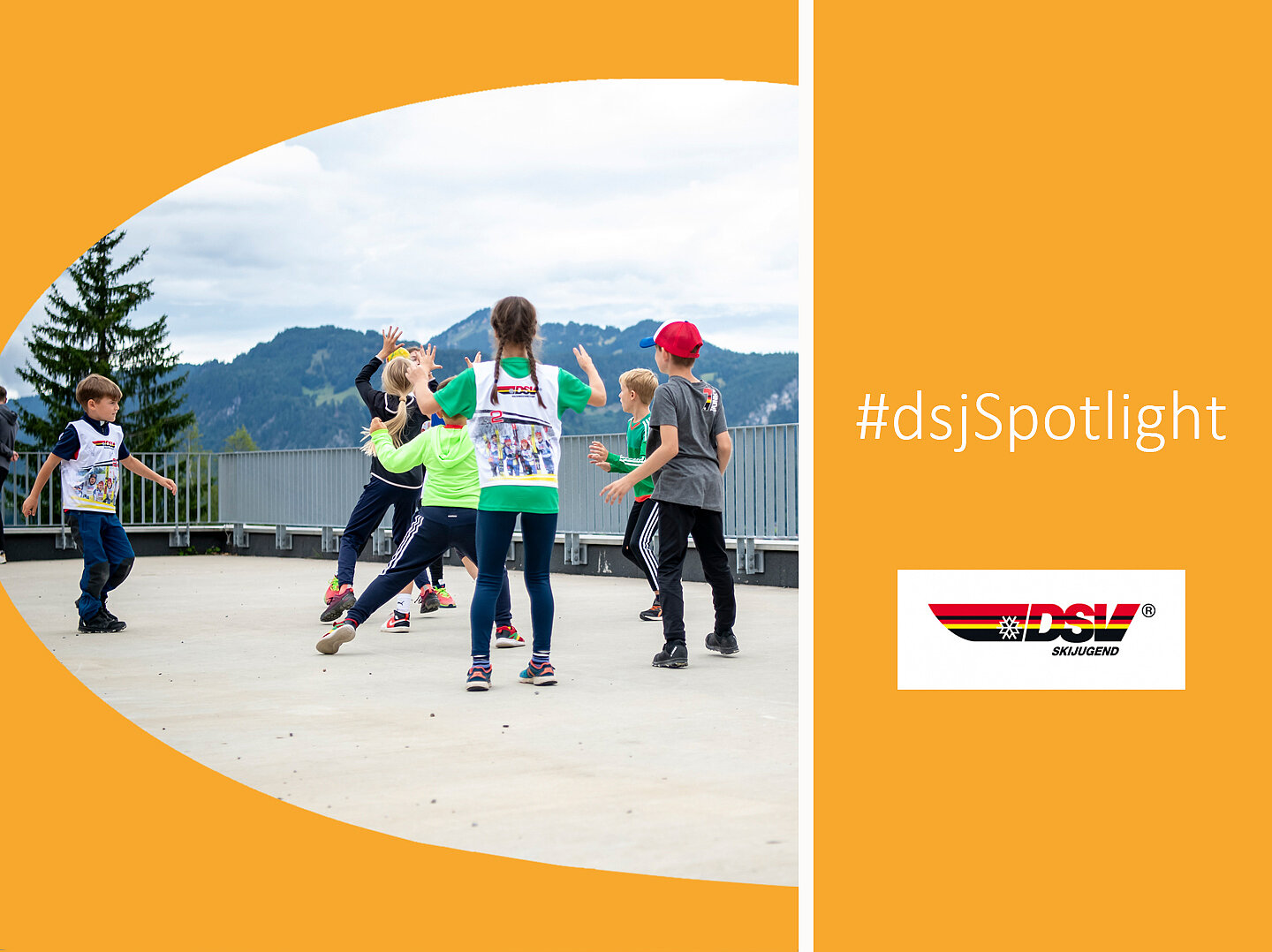 Mehrere Kinder spielen und bewegen sich gemeinsam auf einer Terrasse im Freien, im Hintergrund sind Berge und ein bewölkter Himmel zu sehen. Rechts orangefarbener Bereich mit Schriftzug „#dsjSpotlight“ und Logo der DSV Skijugend.