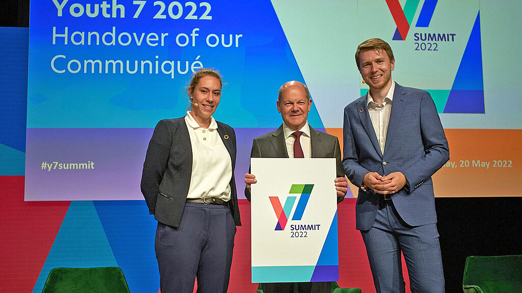 Übergabe des Kommuniqués an Olaf Scholz