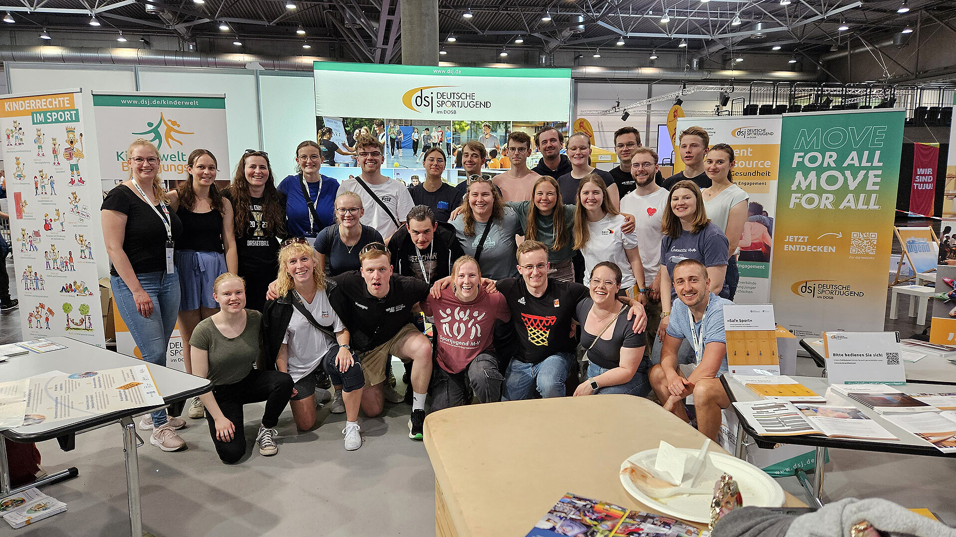Gruppenfoto des Juniorteams beim Vernetzungstreffen am dsj-Messestand beim Turnfest 2025 in Leipzig, 27 junge Erwachsene lächeln und posieren gemeinsam.