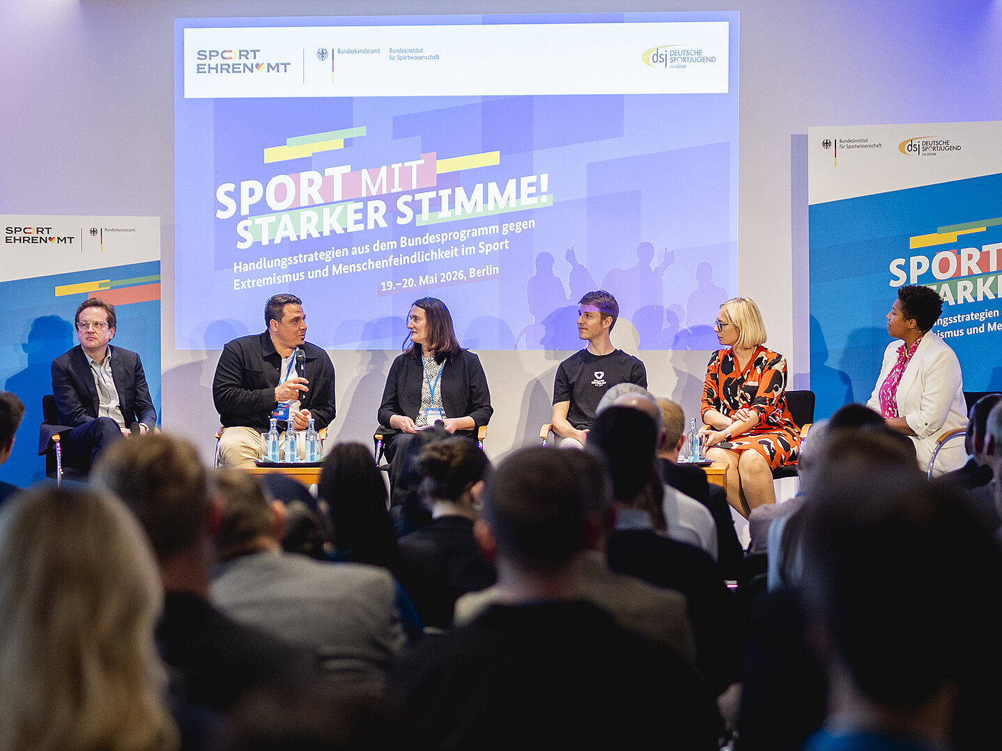 Podiumsdiskussion im Rahmen der Preisverleihung des Vereinspreises ‚Sport mit Haltung‘ 2026 mit mehreren Teilnehmenden auf einer Bühne vor Publikum; im Hintergrund eine große Leinwand mit dem Schriftzug ‚Sport mit starker Stimme‘.