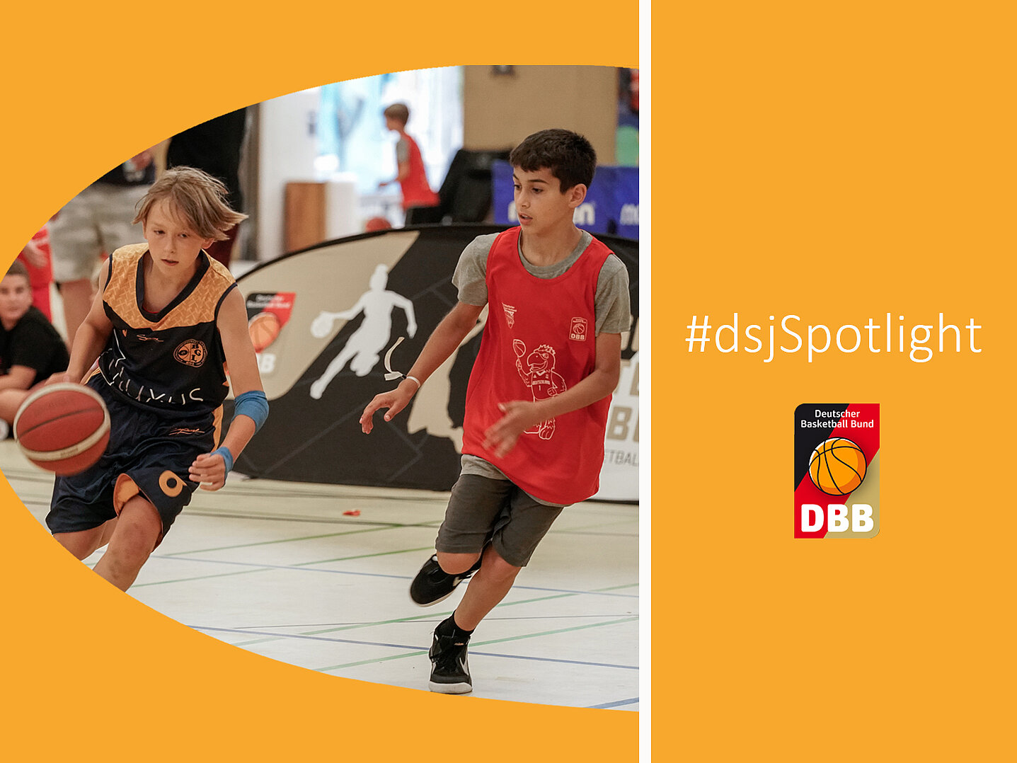 Zwei Kinder spielen Basketball in einer Sporthalle; eines dribbelt den Ball, während das andere hinterherläuft. Rechts orangefarbener Bereich mit Schriftzug „#dsjSpotlight“ und Logo des Deutschen Basketball Bundes (DBB).