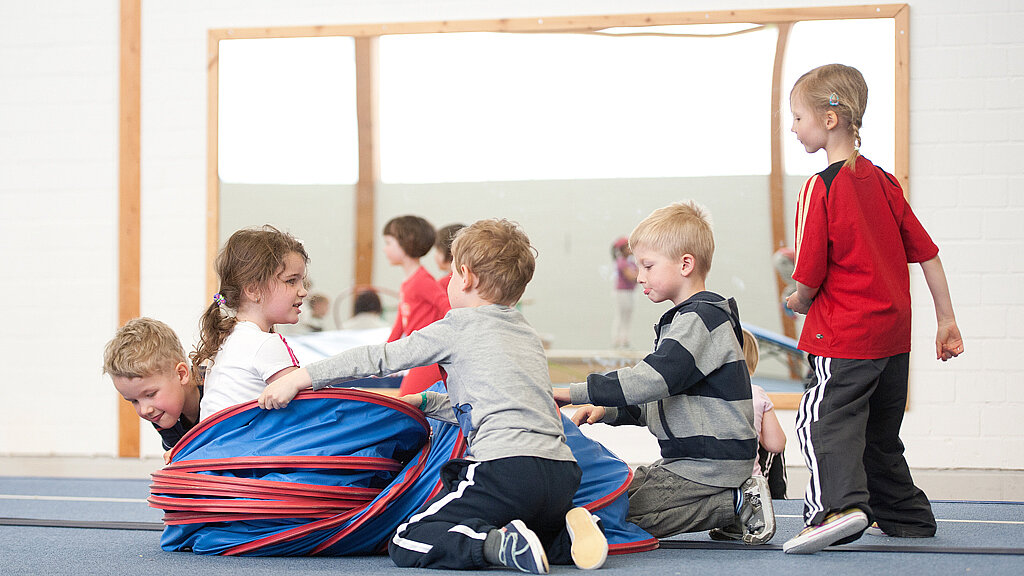 Tobende Kinder in der Sporthalle