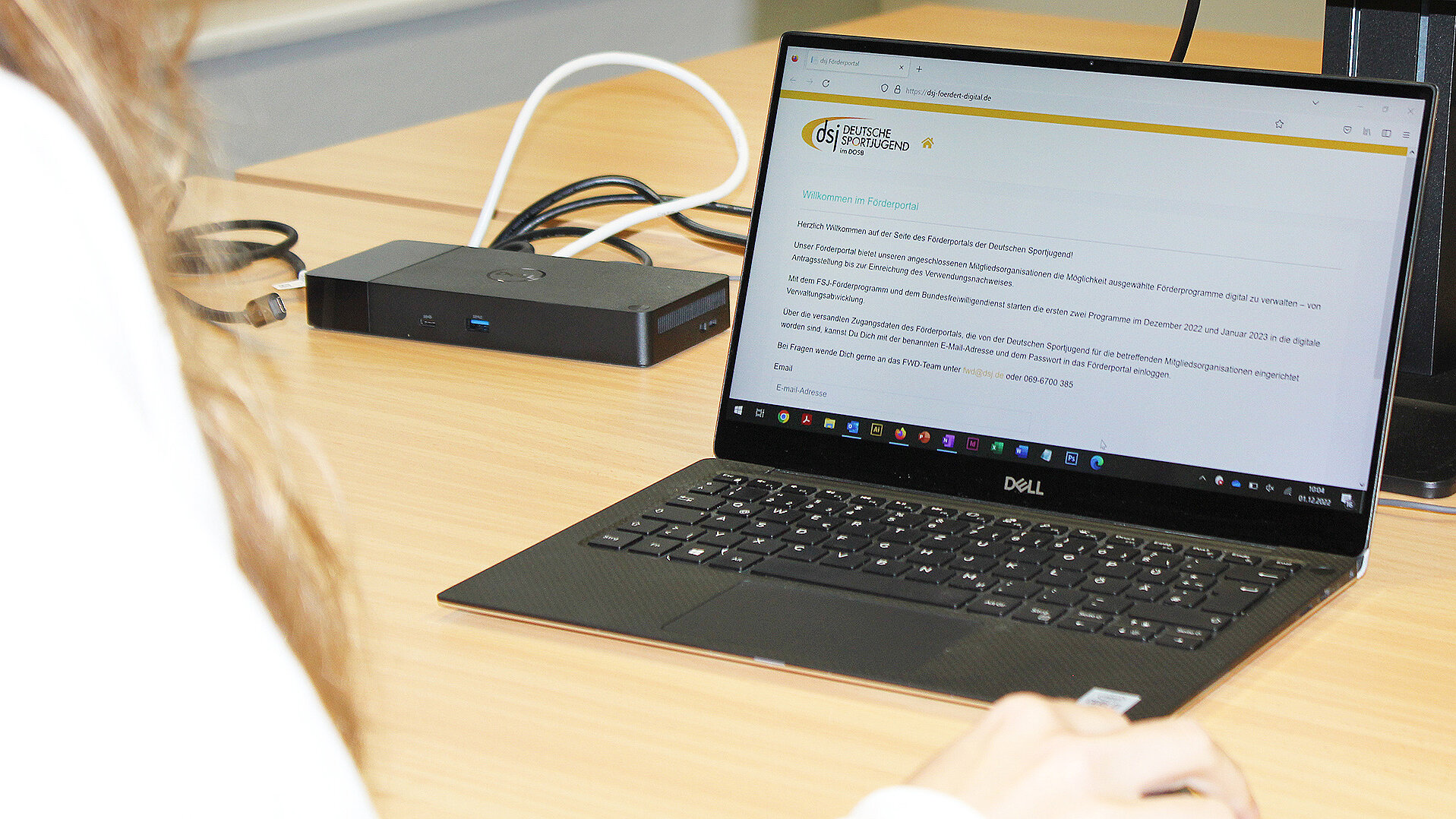 Die Datenbank wird auf einem Tablet aufgerufen