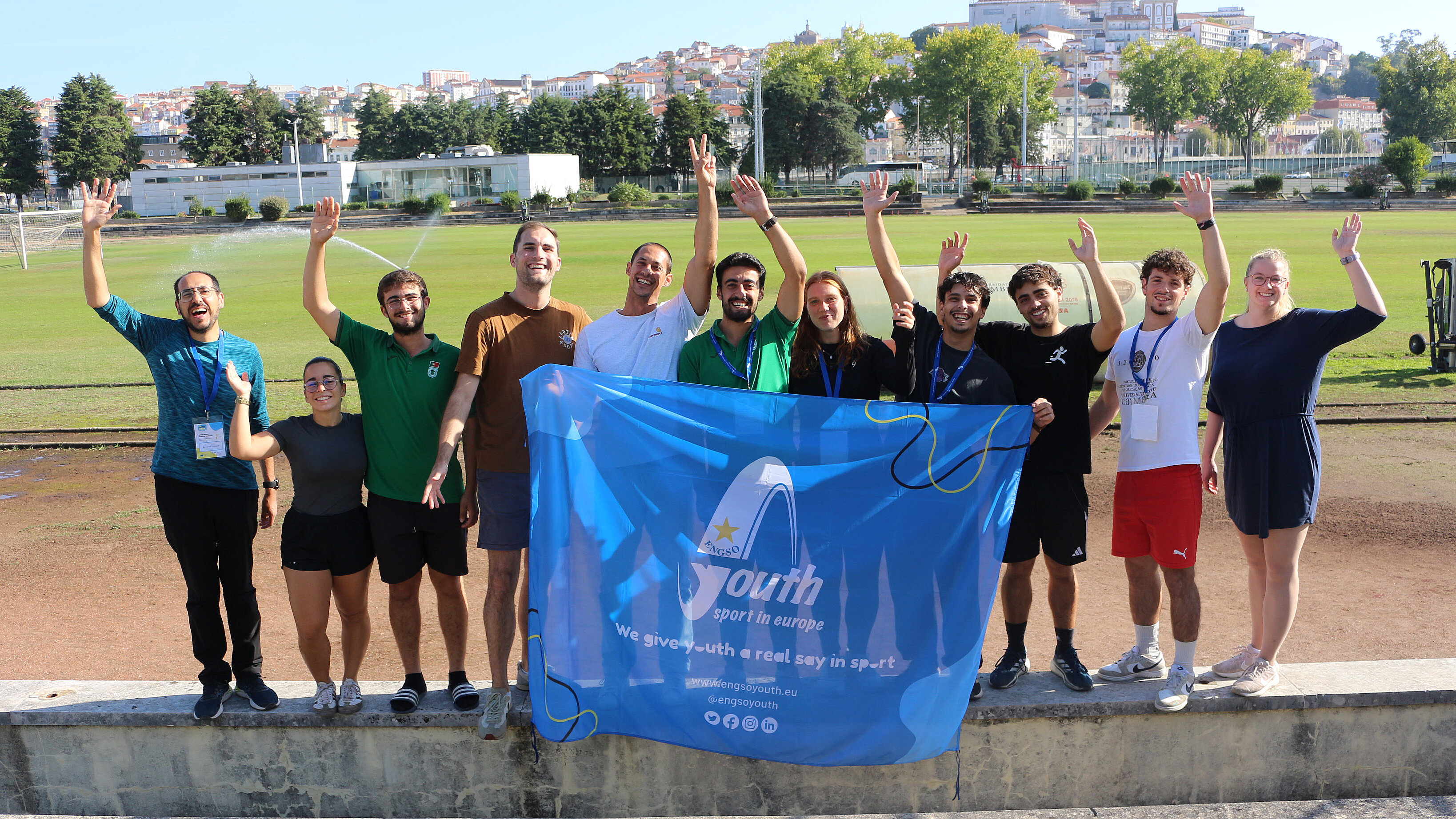 Workshopteilnehmende halten gemeinsam ein großes, blaues Banner mit der Aufschrift "Youth sport in Europe. We give youth a real say in sport".