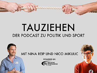 Ein Podcast-Cover mit dem Titel "Tauziehen - Der Podcast zu Politik und Sport". Zwei Personen ziehen an einem Seil, während ihre Namen, Nina Reip und Nico Mikulic, darunter stehen. Das Logo der Deutschen Sportjugend ist ebenfalls abgebildet.