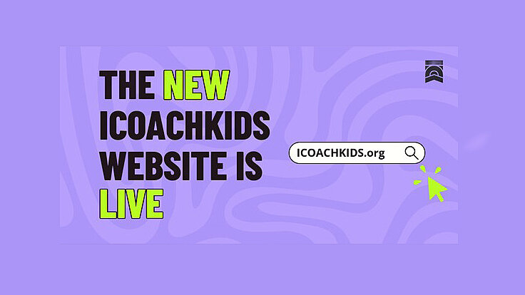 Grafik mit der Aufschrift „The new ICOACHKIDS website is live“, ergänzt durch eine Suchleiste mit der URL „icoachkids.org“ und ein klickendes Cursor‑Symbol – Hinweis auf den Launch der neuen internationalen ICOACHKIDS‑Website.