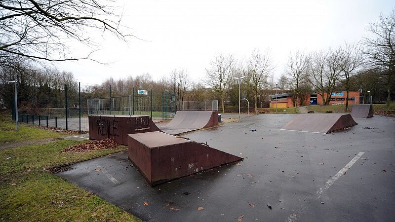 eine leere Skateboard-Anlage an einem regnerischen Herbsttag
