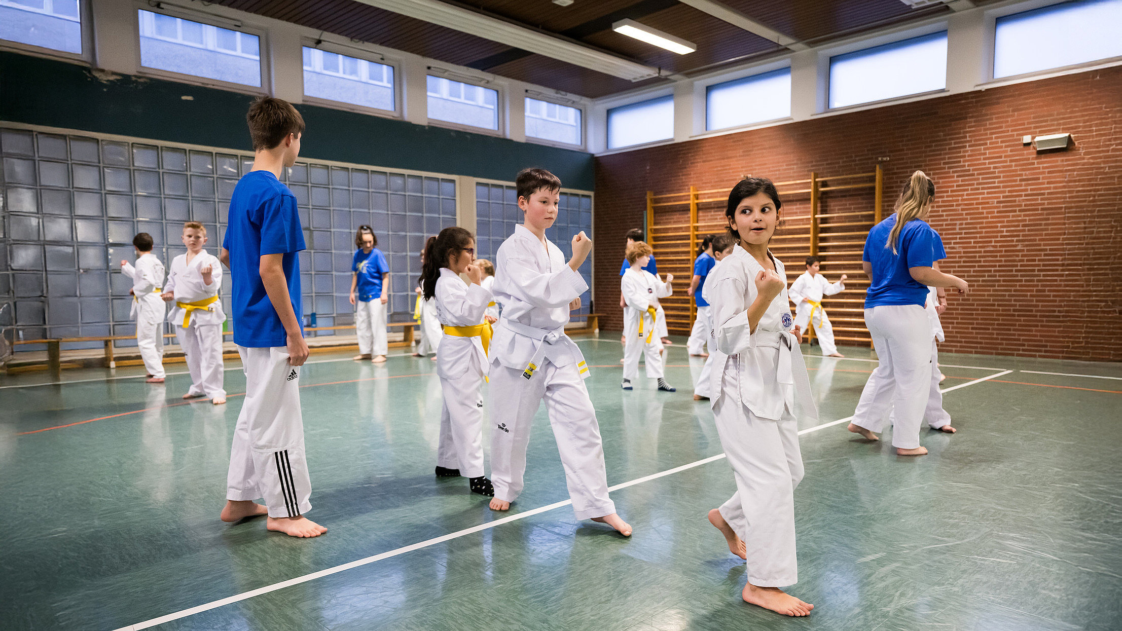 Freiwilligendienst im organisierten Sport: Jugendliche trainieren gemeinsam in einer Sporthalle – Engagement im Kinder- und Jugendsport als Beispiel für die geplante Stärkung der Freiwilligendienste durch den Bund.