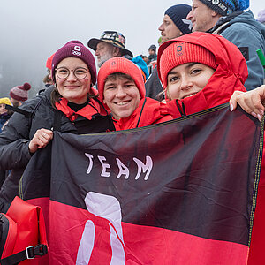 Biathlonwettkampf: Teilnehmende gemeinsam mit Leandra Götz (links), Vorstandsmitglied der dsj. Foto: DOJL/Philipp Wohlfart