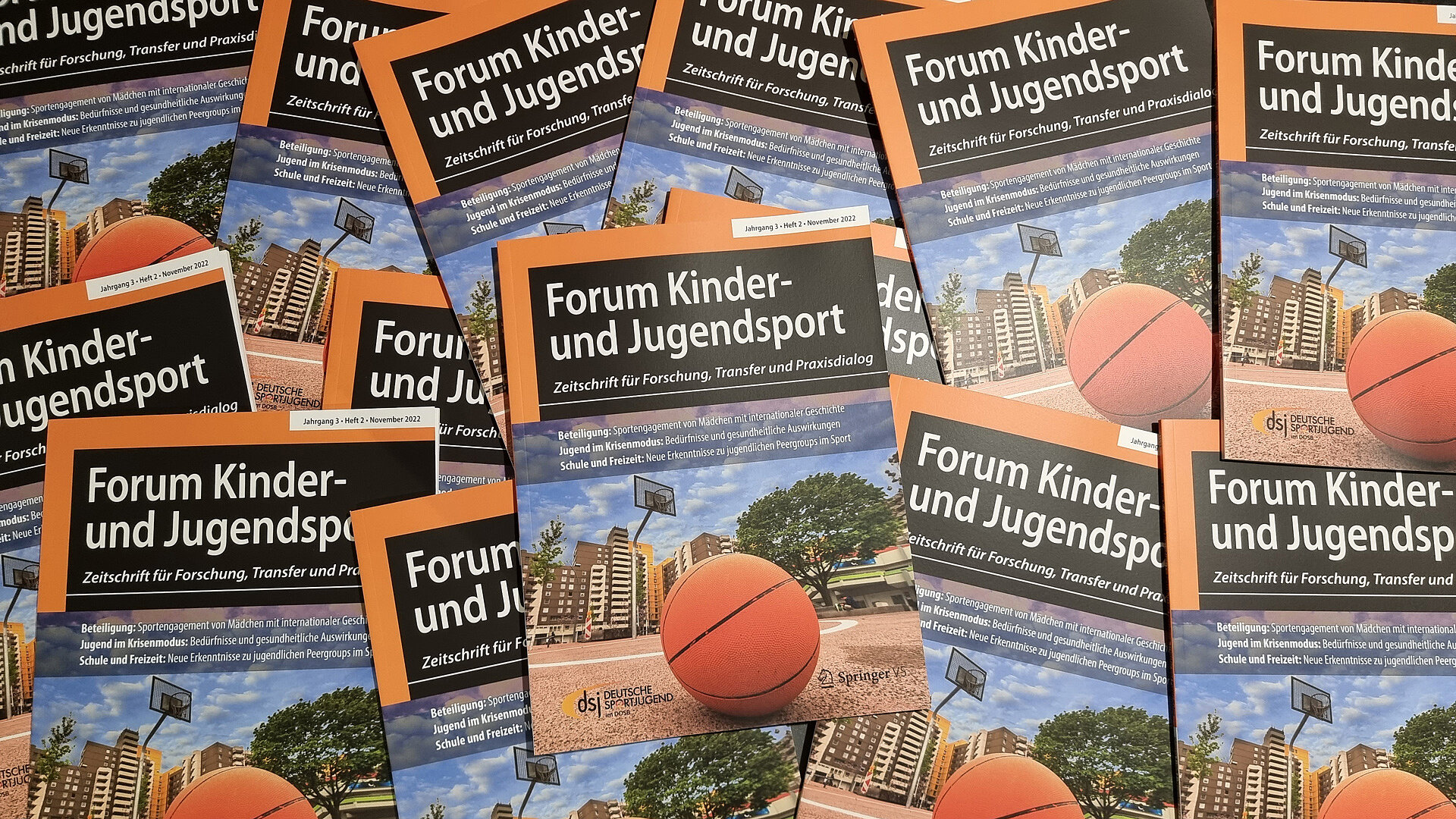 Foto mehrerer Ausgaben der Zeitschrift