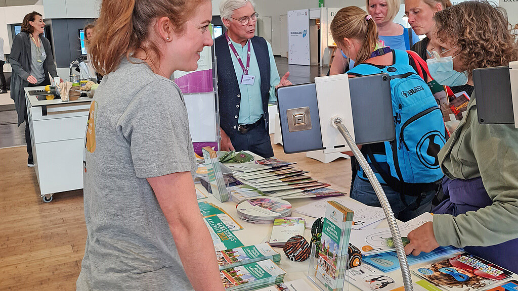Besucherinnen und Besucher am Stand auf der Messe