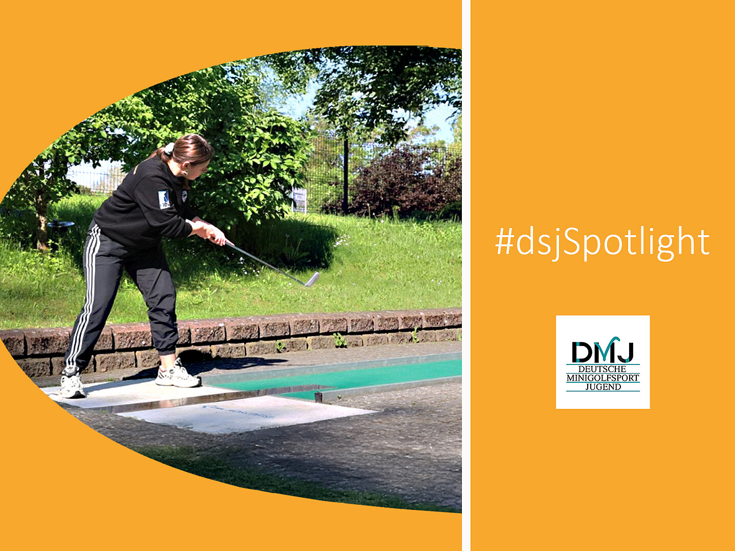 Eine Person spielt Minigolf auf einer Bahn im Freien und schlägt mit einem Schläger den Ball in Richtung Loch; im Hintergrund sind Bäume und eine Grünfläche zu sehen. Rechts orangefarbener Bereich mit Schriftzug „#dsjSpotlight“ und Logo der Deutschen Minigolfsport Jugend.
