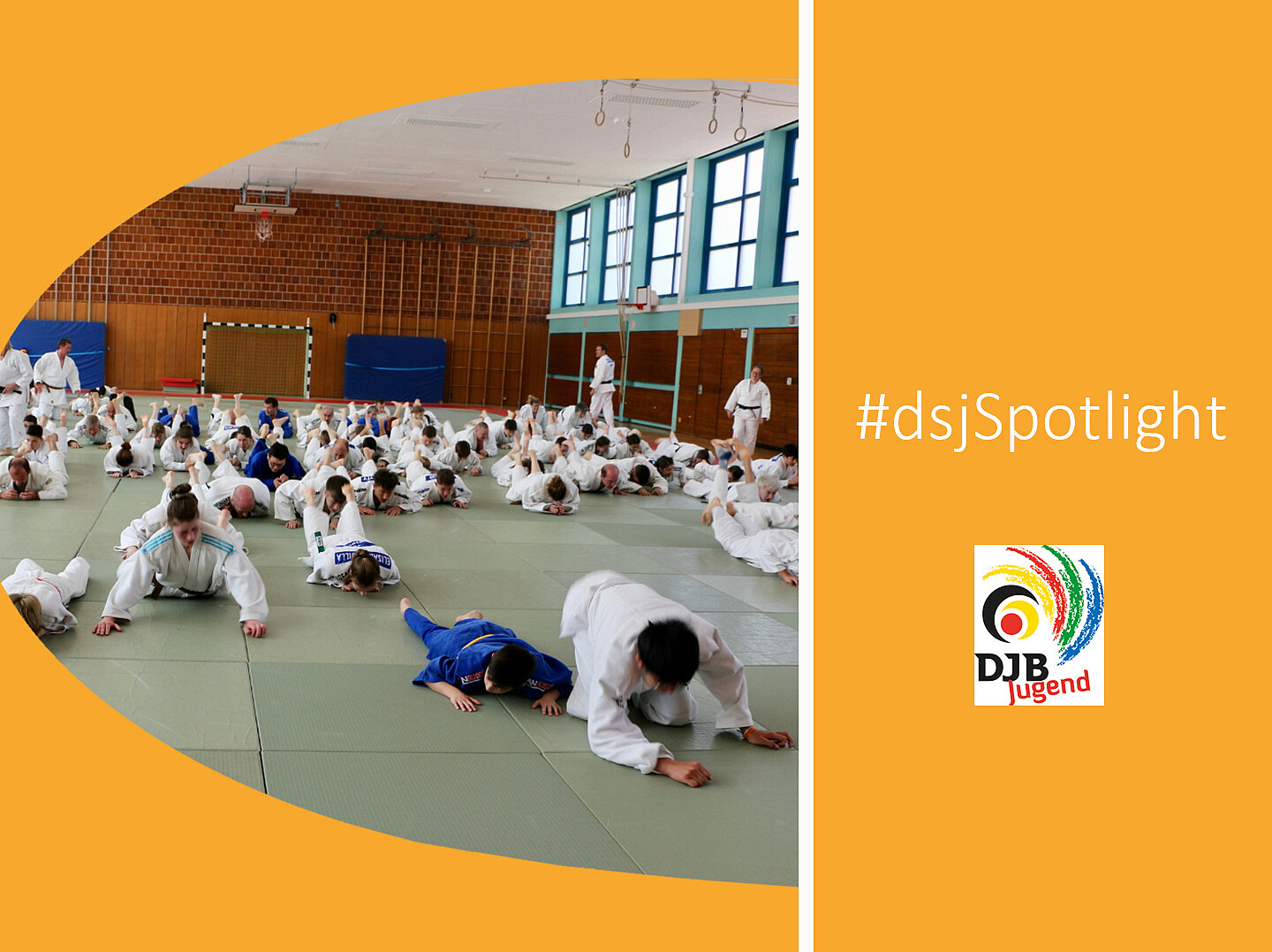 Große Gruppe von Kindern und Jugendlichen trainiert gemeinsam Judo in einer Sporthalle auf Matten; alle tragen Judoanzüge und führen gleichzeitig Bodenübungen aus. Rechts orangefarbener Bereich mit Schriftzug „#dsjSpotlight“ und Logo der DJB Jugend.