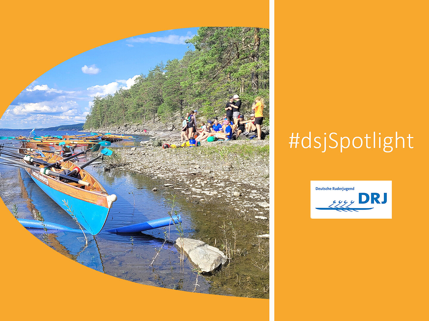 Mehrere Ruderboote liegen am Ufer eines Sees, während eine Gruppe von Kindern und Jugendlichen am steinigen Ufer eine Pause macht. Im Hintergrund Wald und blauer Himmel. Rechts orangefarbener Bereich mit Schriftzug „#dsjSpotlight“ und Logo der Deutschen Ruderjugend (DRJ).