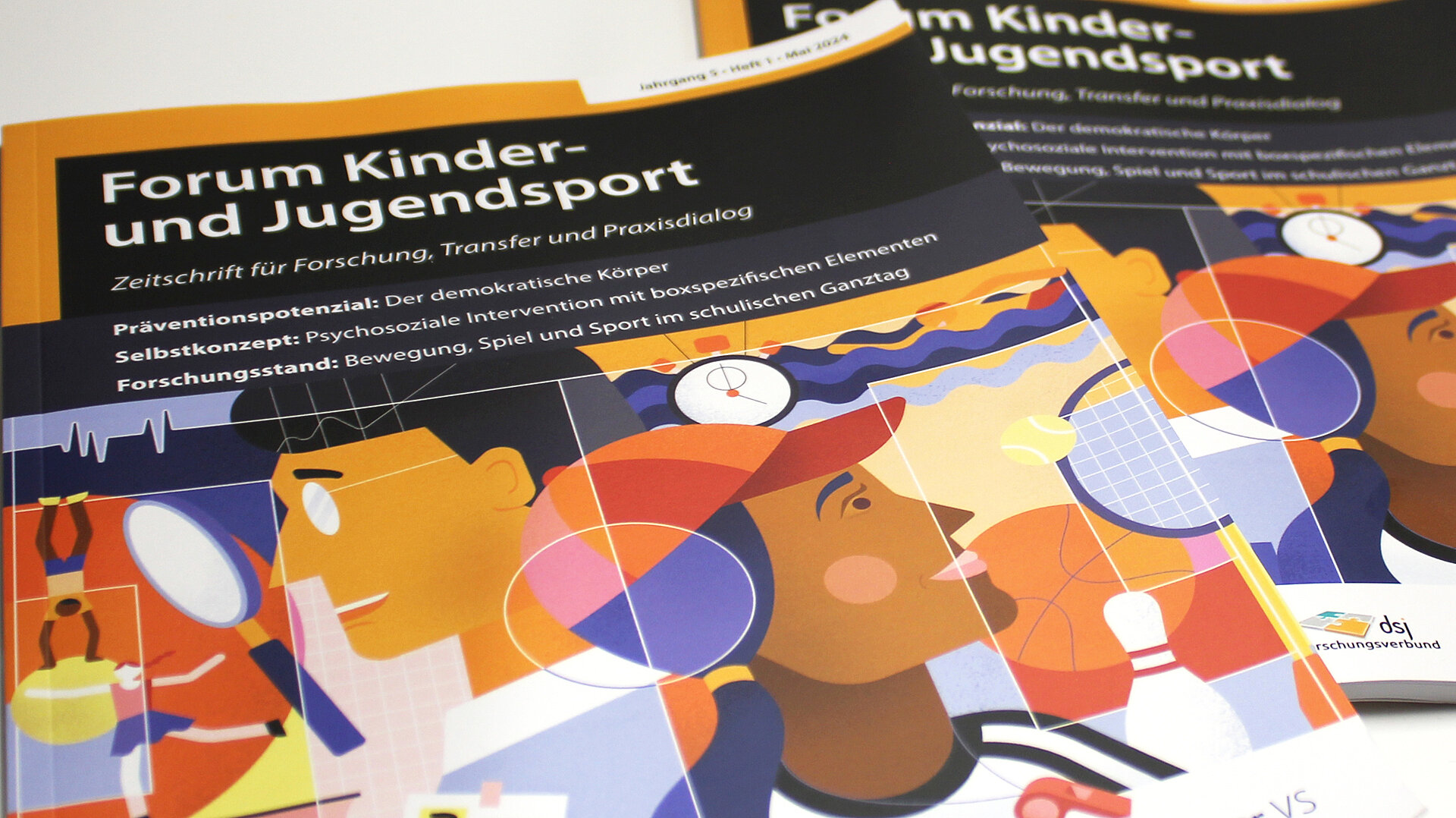 Mehrere übereinander liegende Ausgaben der Zeitschrift „Forum Kinder- und Jugendsport“ mit farbenfroher, abstrakter Illustration von Personen und Sportelementen auf dem Cover.