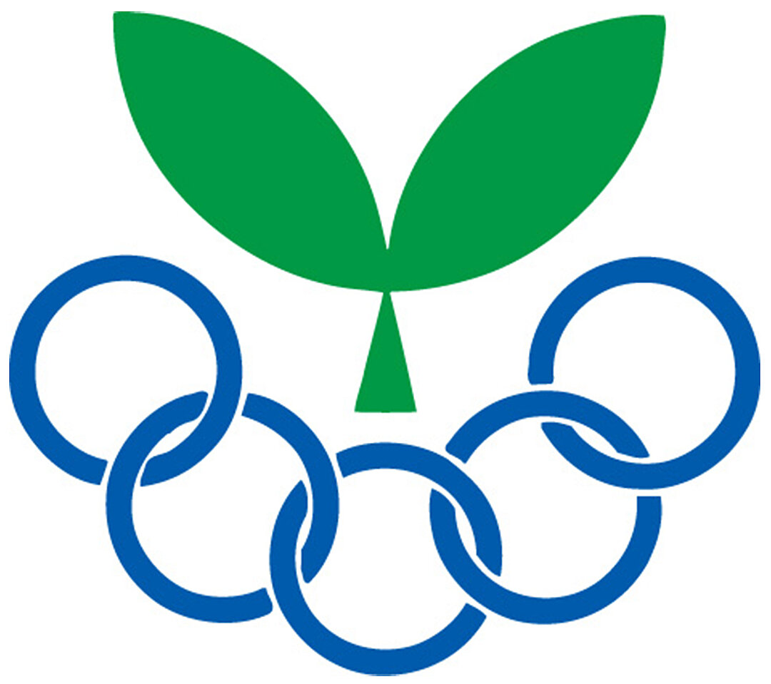Logo der Japan Junior Sport Clubs Association (JJSA) mit stilisierten grünen Blättern über fünf blauen, ineinander verschlungenen Ringen.
