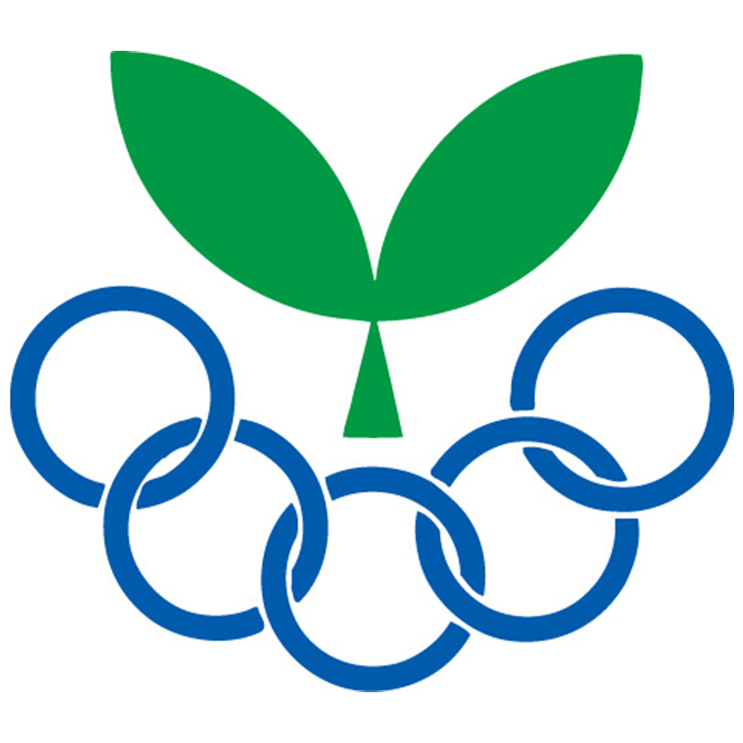 Logo der Japan Junior Sport Clubs Association (JJSA) mit stilisierten grünen Blättern über fünf blauen, ineinander verschlungenen Ringen.