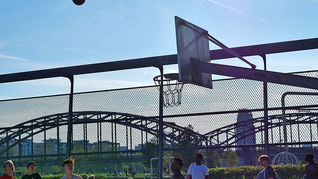 Jugendliche in einem Basketball-Court
